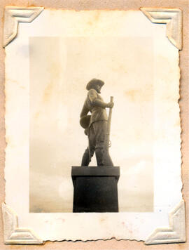 Fotografia do Monumento aos Bandeirantes em Goiânia, perfíl. [Goiânia], [1942].