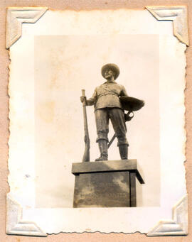 Fotografia do Monumento aos Bandeirantes em Goiânia. [Goiânia], [1942].