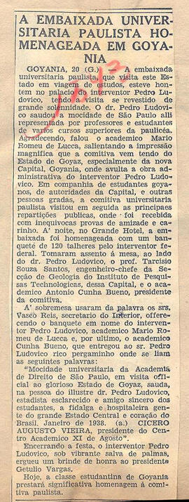 Recorte do jornal "A Gazeta", sobre estada da Embaixada Universitária Paulista em Goiânia, a visi...