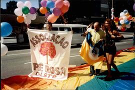 Ativistas com bandeira da associação em passeata VII encontro brasileiro de gays e lésbicas